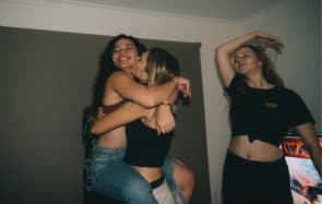 J’ai passé une soirée torse nu avec mes potes, par confort et par conviction