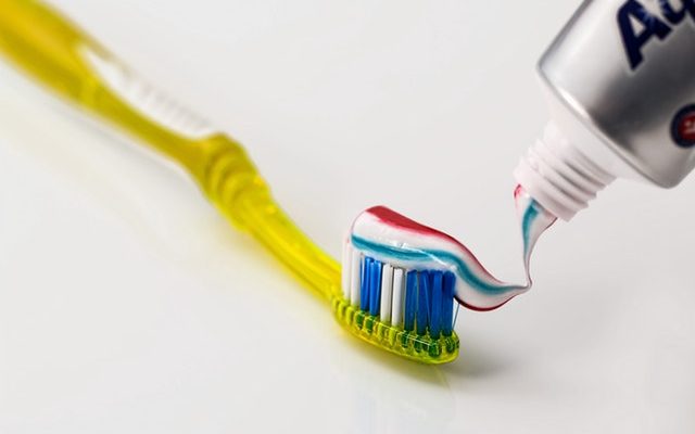 stop-mettre-du-dentifrice-sur-les-boutons-et-les-brulures-640x400.jpg