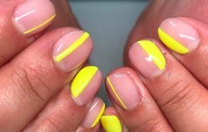 Les « accents nails » néon, la façon subtile d’avoir une manucure fluo !