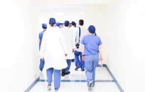 Les tenues « unisexe » à l’hôpital ne sont pas adaptées à tout le monde