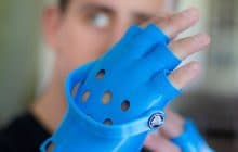 Les gants Crocs existent. Voilà. Je. Bon.
