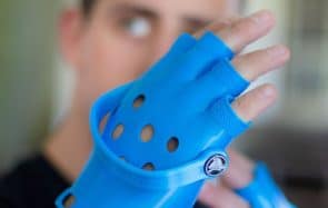 Les gants Crocs existent. Voilà. Je. Bon.