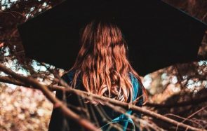 Cheveux et humidité : comment limiter les dégâts