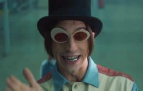 Roméo Elvis en Willy Wonka foncedé dans le clip de « Chocolat »