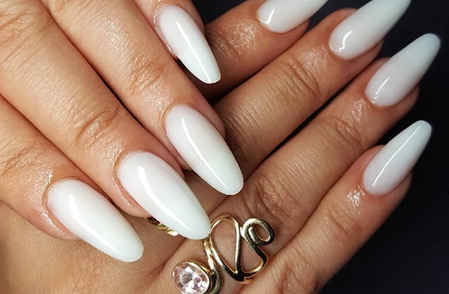 Tendance milky nails la mode des ongles blancs et