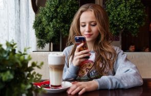 Comment les réseaux sociaux influent sur les amitiés des ados