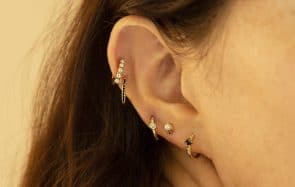 Tout sur la « curated ear », LA tendance piercing de 2020