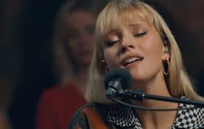 Angèle parle de ses acouphènes, qui ont inspirĂ© « J’entends »