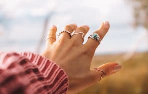 Attention à bien nettoyer tes bijoux pendant la pandémie de Coronavirus