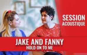Jake and Fanny te chantent « Hold on to me » à la guitare