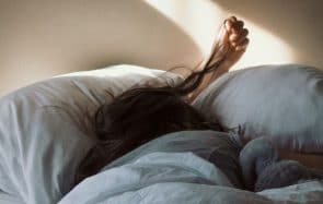 Pourquoi dormir sur un oreiller en soie est bon pour ta peau et tes cheveux