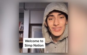 Ça veut dire quoi « simp », ce terme moqueur qui monte sur TikTok ?