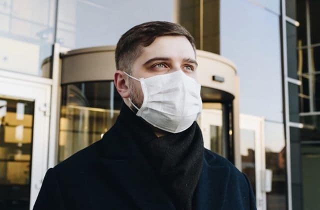 Pourquoi les hommes portent moins de masques que les femmes