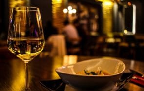 Réouverture des restaus et bars : voici les règles que tu devras respecter !