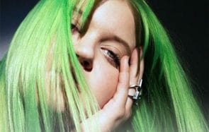Rencontre avec ALMA, la pop star finlandaise aux cheveux verts !