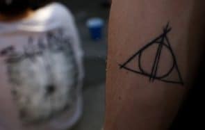 Certains fans d’Harry Potter reconsidèrent leur tatouage à cause de J.K. Rowling