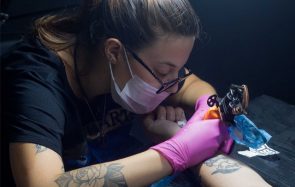 J’ai enfin trouvé mon métier de rêve : tatoueuse !