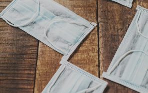 Les masques bientôt obligatoires dans tous les lieux clos ?