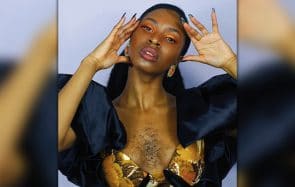 Comment l’activiste Queen Esther normalise les poils de torse sur Instagram